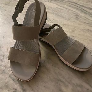 NWOT Clark Cloud stepper sandels sand grey